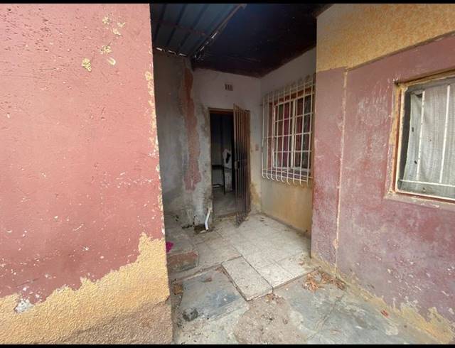 18 BEDROOM HOUSE FOR SALE IN BEZUIDENHOUT VALLEY